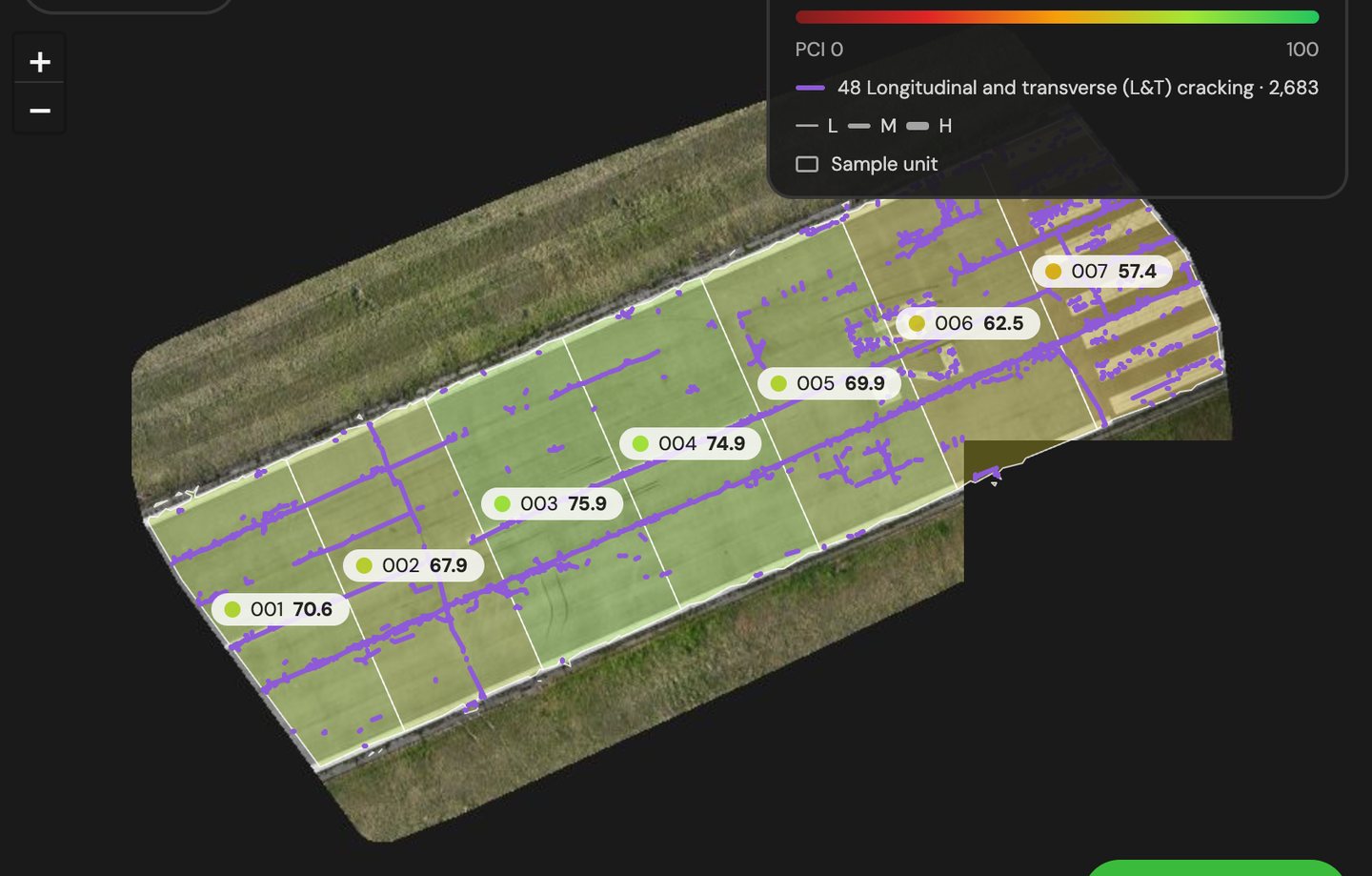 Mapa odcinka drogi startowej w Żilinie z TarmacView Pavement Center: siedem jednostek próbnych pokolorowanych według PCI od 57,4 do 75,9, a każde wykryte pęknięcie narysowane na fioletowo