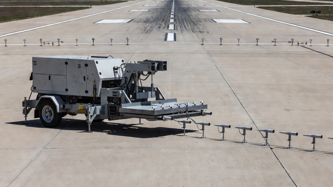 Pénétromètre à charge tombante FWD monté sur remorque testant la capacité structurelle d'une piste d'aéroport
