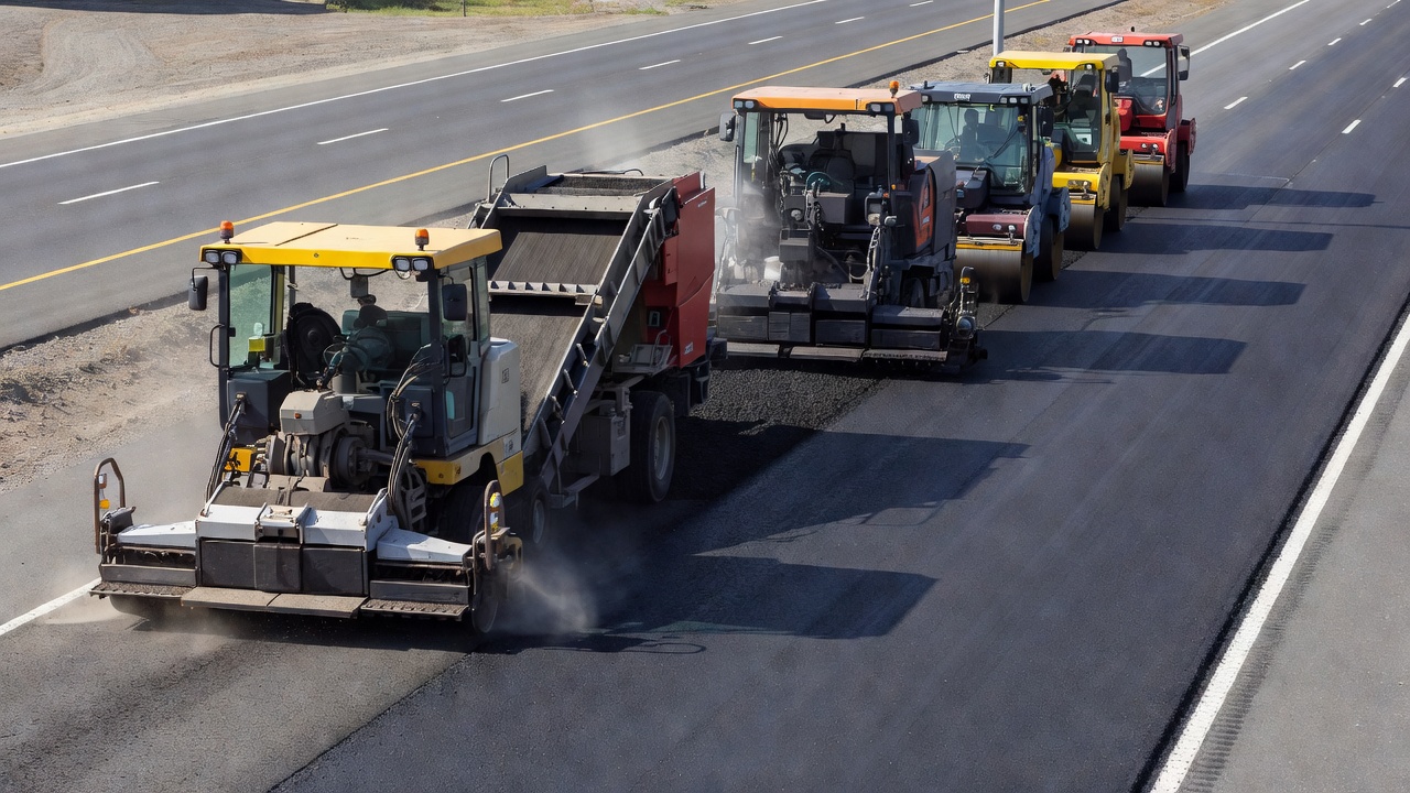 Train d'équipement multi-unités de recyclage à froid en place CIR sur un projet de réhabilitation autoroutière