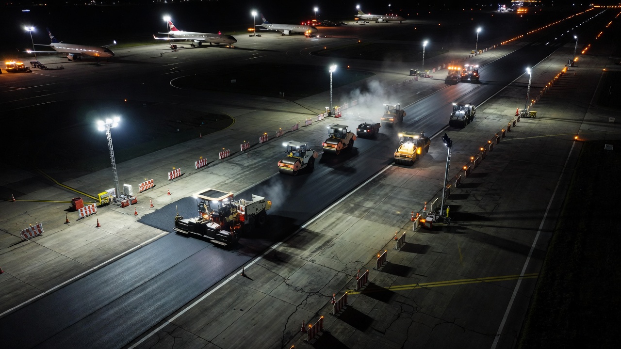 Gros plan d'une chaussée aéroportuaire montrant une détérioration structurelle et des fissures nécessitant une réhabilitation