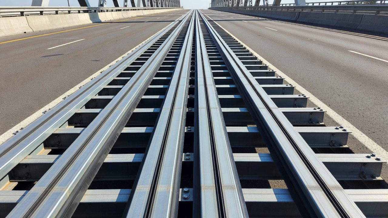 Joint de dilatation modulaire sur un grand pont autoroutier montrant de multiples poutres centrales