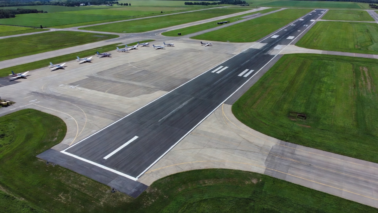 Vista aérea de un aeropuerto de aviación general con tratamiento de microsurfacing aplicado en superficies de pista y calle de rodaje