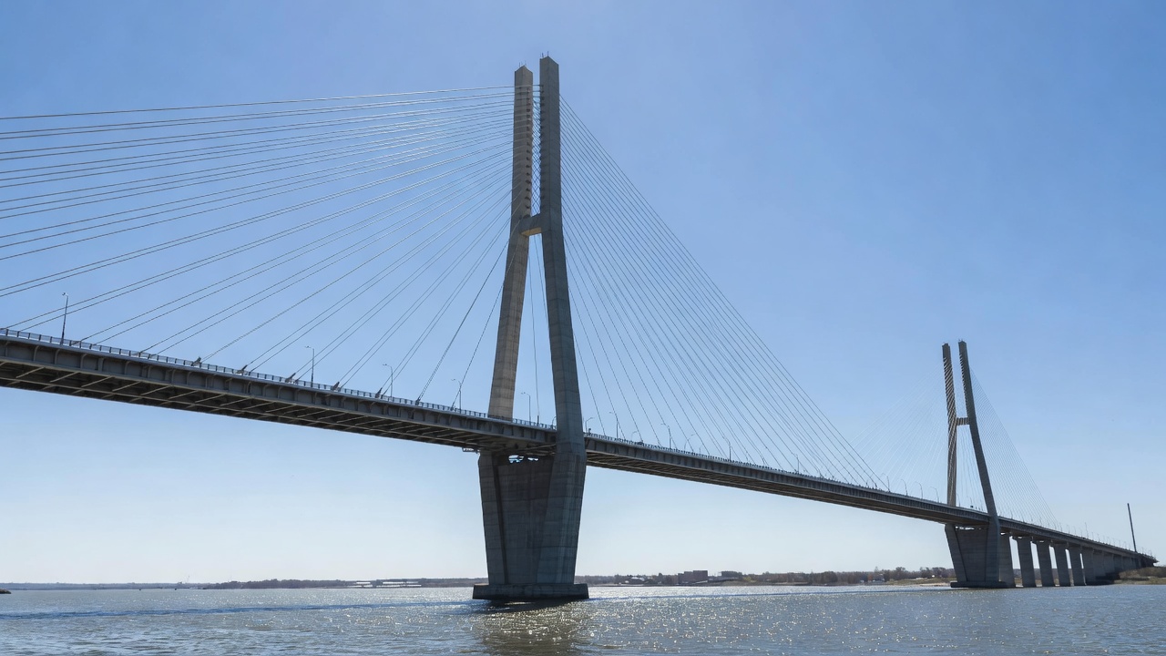 Pont à haubans avec disposition en éventail des haubans rayonnant depuis de hauts pylônes en béton