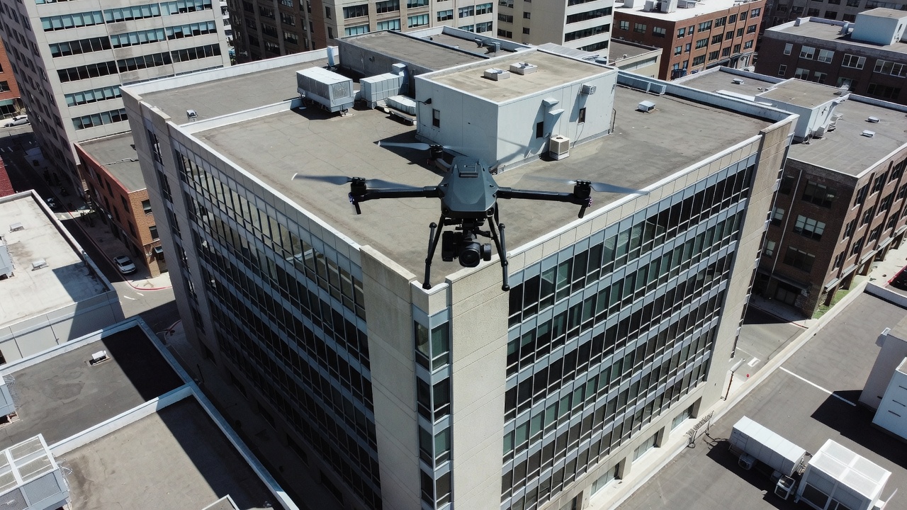 Drone capturant une imagerie oblique d'un bâtiment avec le gimbal de la caméra incliné à 45 degrés pour la photogrammétrie et l'inspection de façade